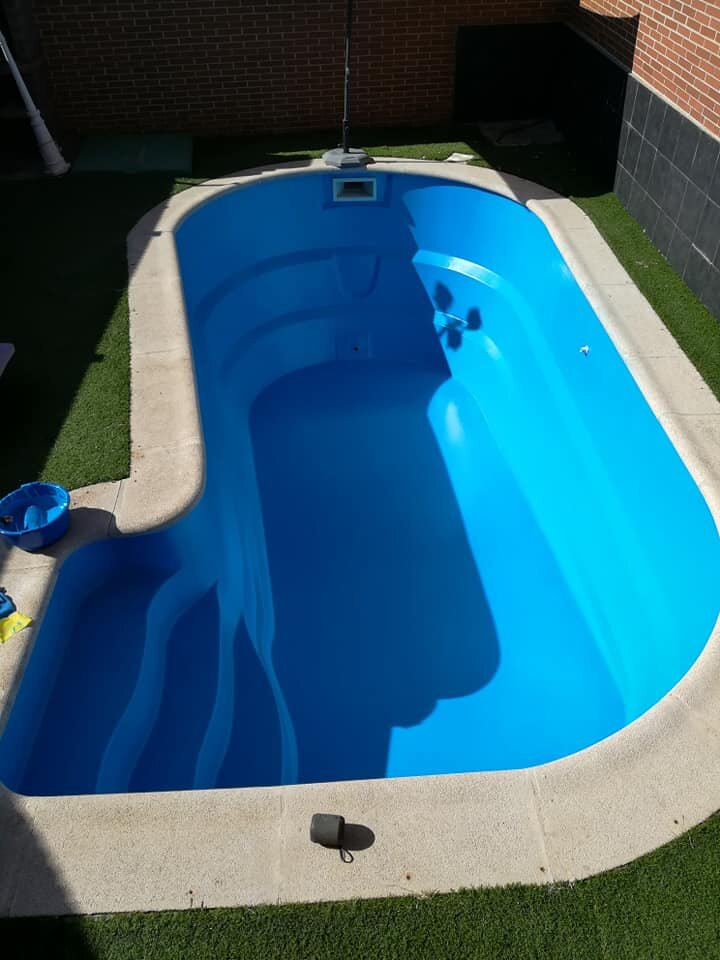 PISCINA DE POLIESTER ( DESPUES PINTADA AZUL PISCINA )