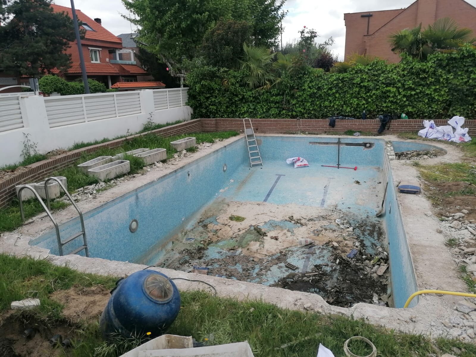 REHABILITACION DE PISCINA REVESTIDA EN TELA ARMADA ( ANTES )